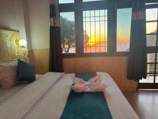 Vansathli I Near Mall Road Kasauli I Open Garden & Rooftop I by Humble stay villa - Kasauli - 9