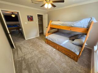 Luxurious Tomball Getaway - 9