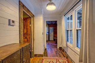Historic Cabin with Porch and Firepit 5 Minutes from Bryson City - Bryson City - 4