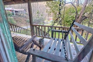 Historic Cabin with Porch and Firepit 5 Minutes from Bryson City - Bryson City - 1