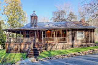 Historic Cabin with Porch and Firepit 5 Minutes from Bryson City - Bryson City - 7