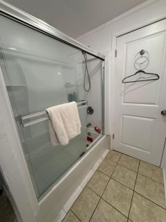 Walk of Fame 1 Bedroom with shared bathroom and kitchen - 2