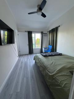 Walk of Fame 1 Bedroom with shared bathroom and kitchen - 1
