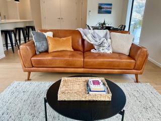 Modern & Bright Hillside Home - Walk To Town! - Queenstown - 0