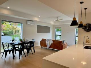 Modern & Bright Hillside Home - Walk To Town! - Queenstown - 9