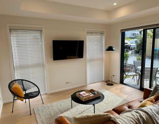 Modern & Bright Hillside Home - Walk To Town! - Queenstown - 8