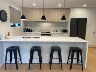 Modern & Bright Hillside Home - Walk To Town! - Queenstown - 7