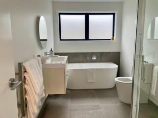 Modern & Bright Hillside Home - Walk To Town! - Queenstown - 5