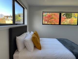 Modern & Bright Hillside Home - Walk To Town! - Queenstown - 3