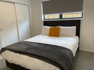Modern & Bright Hillside Home - Walk To Town! - Queenstown - 1