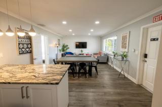 Relax Unwind: 4BR Home w Pool in Hollywood - Hollywood - 0