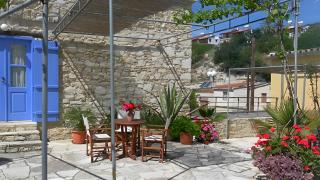 Cozy Courtyard Apartment - 9