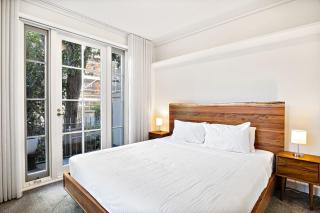 Modern East Melbourne 2-Bed Apartment with Parking - Melbourne - 9