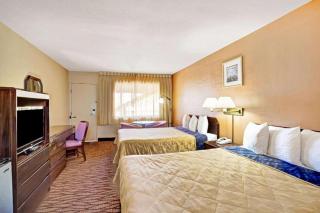 Howard Johnson by Wyndham South Lake Tahoe - South Lake Tahoe - 1