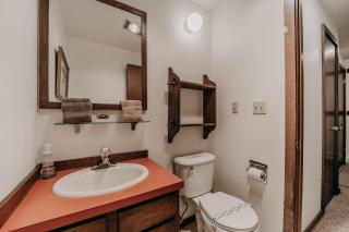 Snowater Condo 57 - Fireplace - Wifi - Sleeps 6 - Glacier - 7