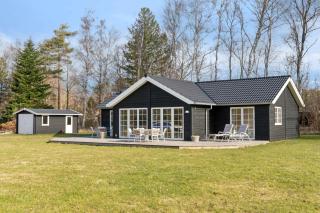 Modern Holiday Home With Large Garden Near Beach - 0