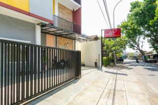 RedDoorz Syariah near Purwosari Train Station - Solo - 4