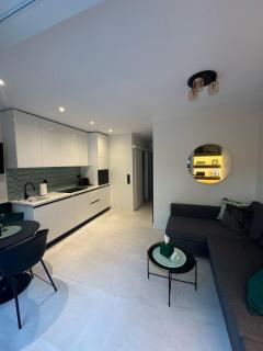 Cosy apartment with shared pool and garden - 0