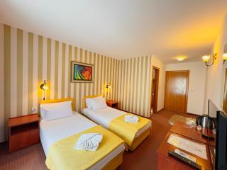 Central Hotel & Restaurant - Budva - 3