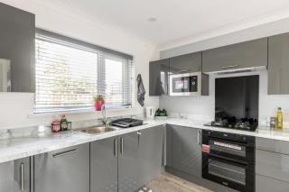 3 Bed House - Sleeps 5 - Parking - Garden - Wifi - Blackburn - 8