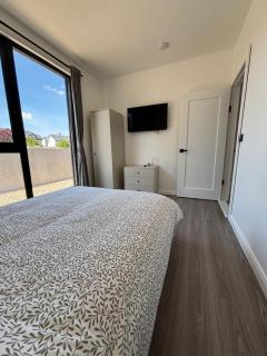 "Deerpark Villa - Sleeps 8, Views of The Rock & Cashel Palace Hotel" - 9