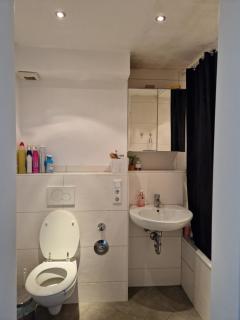 Single room in einer WG mit gemeinsamer Küche, Badezimmer und Toilette - 1