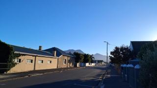 Strand Overnight - 24 Hour check-in - close to major private hospitals - sleeps 1- 4 guests - self catering - quiet neighborhood - week night low rate for single guest - weekends min 2 nights - 8