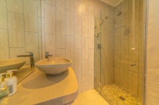 Room 7 - LEO Sky Guest House - Simondium - 3