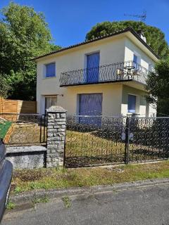 Maquis Foch House With Parking and Garden Near Town - Ruffec - 0