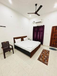 Aananda Kutir Homestay - Ayodhya - 2