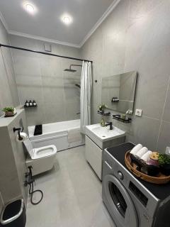 Convenient location, wonderful view of the mountains and city! - Alma-Ata - 3