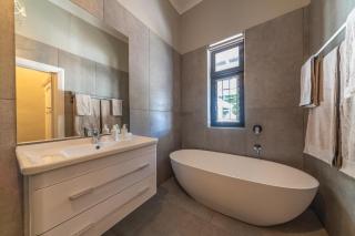 Room 6 - LEO Sky Guest House - Simondium - 1