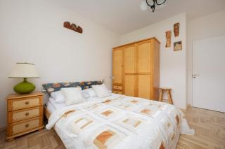 Spacious Apartment with 4 Bedrooms and Parking in Warsaw's Ochota by Nolegi Renters - Warschau - 9