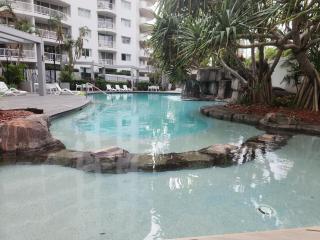 Sun, Surf, Pool Walk to All! - Gold Coast - 2
