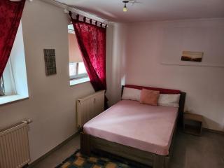 Halle, Bestes in Preis- Leistung- Lage, City, EG, 84 qm, SD, 1- 3 Doppelzimmer, extra für sie kostenlose TV Lounge extra Küche u Bad bis 6 Personen - 4