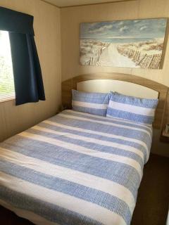 Caravan Meg Sleeps 6 with Free Parking - 6