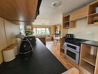 Caravan Meg Sleeps 6 with Free Parking - 5