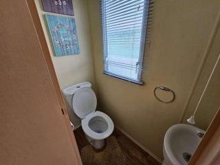Caravan Meg Sleeps 6 with Free Parking - 2