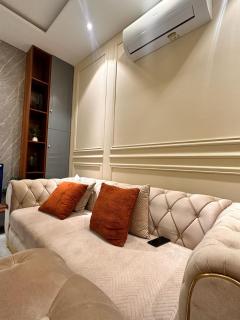 Modern 2BR Central Apartment Lahore Zameen Opal - Lahore - 2