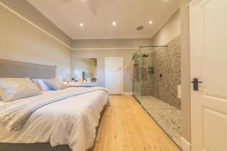 Room 3 - LEO Sky Guest House - Simondium - 9