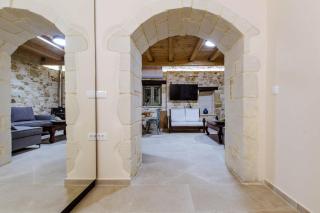 Kilada Village Retreat Jacuzzi - Parking - Garden - 4