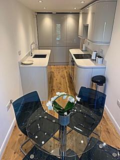 Superb 2 bedroom town apartment, quiet location - 4