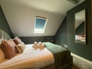 Charming cottage in WINDSOR - WALK TO CASTLE &SHOPS! - 1