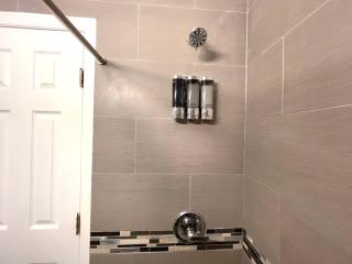 Tropical Paradise in Miracle Mile with Parking - 2