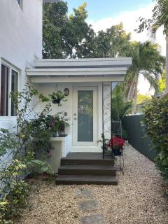 Tropical Paradise in Miracle Mile with Parking - 6