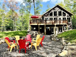 Group Lake Cabin with Ping Pong Table Loaded with Kayaks in Wisconsin - 9