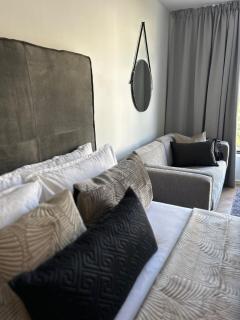 Stylish Studio with City Views & Pool at Zeeland Pier - 7