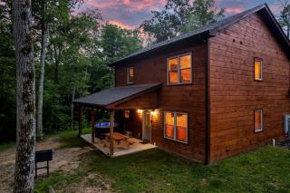 Serene Cabin with Hot-tub and Fire Pit in Pigeon Forge, Tennessee - 0