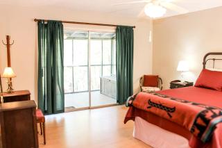 Group Cabin with Kayaks and Foosball Table in La Grange, Texas - Winchester - 5