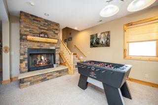 Wooded Retreat w Hot Tub Loft Game Room & Sauna - Oakland - 5